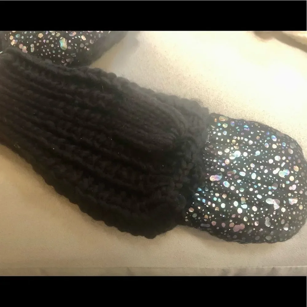 NWT knitted mittens than can be opened midway